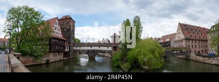 Vue panoramique sur le vieux pont médiéval couvert au-dessus de la rivière Pegnitz à Nuremberg, Allemagne. Pont du Hangman. Banque D'Images