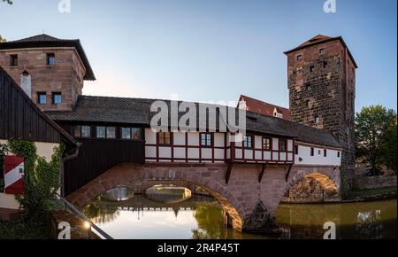 Coucher de soleil sur le vieux pont médiéval au-dessus de la rivière Pegnitz à Nuremberg, Allemagne. Pont du Hangman. Banque D'Images