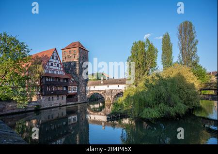 Ancien pont médiéval sur la rivière Pegnitz à Nuremberg, en Allemagne. Pont du Hangman. Banque D'Images