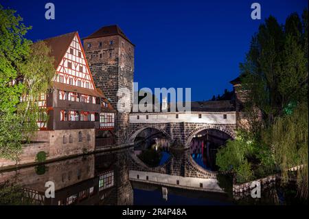 Vieux pont médiéval de nuit sur la rivière Pegnitz à Nuremberg, Allemagne. Pont du Hangman. Banque D'Images