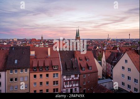 Vue sur la vieille ville de Nuremberg au coucher du soleil depuis le château de Nuremberg Banque D'Images