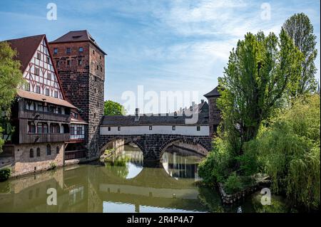 Ancien pont médiéval sur la rivière Pegnitz à Nuremberg, en Allemagne. Pont du Hangman. Banque D'Images