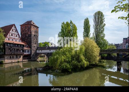 Ancien pont médiéval sur la rivière Pegnitz à Nuremberg, en Allemagne. Pont du Hangman. Banque D'Images