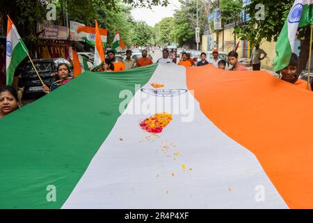 Delhi, Inde -15 août 2022 - un grand groupe de personnes pendant le grand Tiranga Yatra organisé dans le cadre de l'Azadi Ka Amrit MahotSAV pour célébrer l'anniv 75 Banque D'Images