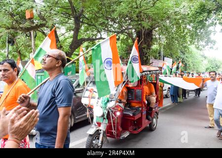 Delhi, Inde -15 août 2022 - un grand groupe de personnes pendant le grand Tiranga Yatra organisé dans le cadre de l'Azadi Ka Amrit MahotSAV pour célébrer l'anniv 75 Banque D'Images