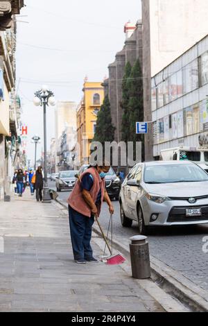 Les citoyens balayent les rues en raison de la chute de cendres volcaniques de Popocatepétl, qui s'est produite sur 21 mai pendant l'éruption de Popocatepétl Banque D'Images