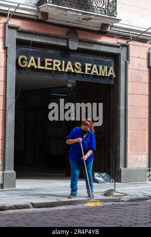 Les citoyens balayent les rues en raison de la chute de cendres volcaniques de Popocatepétl, qui s'est produite sur 21 mai pendant l'éruption de Popocatepétl Banque D'Images