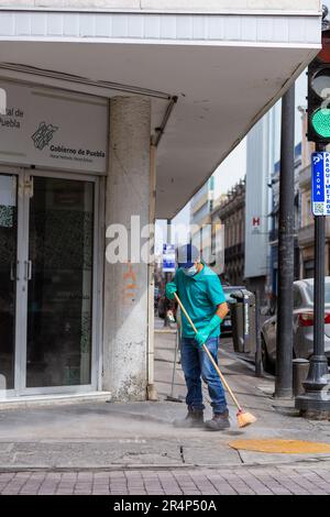 Les citoyens balayent les rues en raison de la chute de cendres volcaniques de Popocatepétl, qui s'est produite sur 21 mai pendant l'éruption de Popocatepétl Banque D'Images