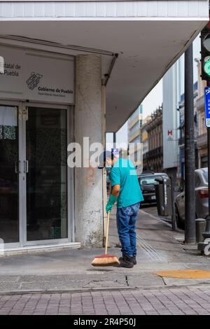 Les citoyens balayent les rues en raison de la chute de cendres volcaniques de Popocatepétl, qui s'est produite sur 21 mai pendant l'éruption de Popocatepétl Banque D'Images