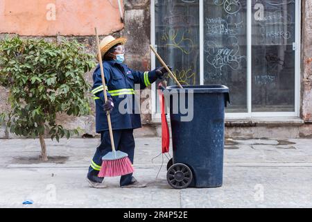 Les citoyens balayent les rues en raison de la chute de cendres volcaniques de Popocatepétl, qui s'est produite sur 21 mai pendant l'éruption de Popocatepétl Banque D'Images