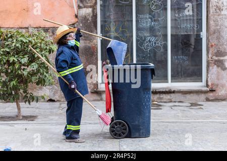Les citoyens balayent les rues en raison de la chute de cendres volcaniques de Popocatepétl, qui s'est produite sur 21 mai pendant l'éruption de Popocatepétl Banque D'Images