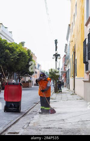 Les citoyens balayent les rues en raison de la chute de cendres volcaniques de Popocatepétl, qui s'est produite sur 21 mai pendant l'éruption de Popocatepétl Banque D'Images