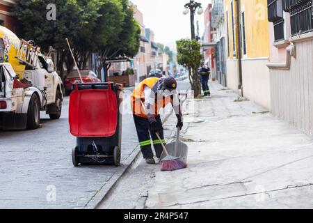 Les citoyens balayent les rues en raison de la chute de cendres volcaniques de Popocatepétl, qui s'est produite sur 21 mai pendant l'éruption de Popocatepétl Banque D'Images