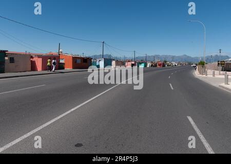 La route principale traversant le canton de Khayelitsha près du Cap Banque D'Images