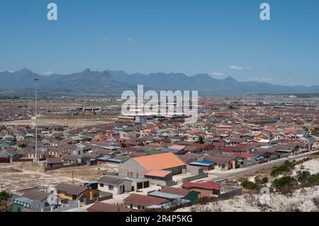 Vue sur le canton de Khayelitsha près du Cap, ouest du Cap, Afrique du Sud. Vue vers l'est depuis Lookout Hill Banque D'Images