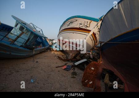 Les bateaux migrants abandonnés qui ont été emmenés à l'intérieur des terres par les autorités italiennes sur l'île de Lampedusa. Beaucoup ont des noms arabes peints sur eux Banque D'Images