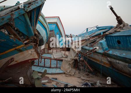 Les bateaux migrants abandonnés qui ont été emmenés à l'intérieur des terres par les autorités italiennes sur l'île de Lampedusa. Beaucoup ont des noms arabes peints sur eux Banque D'Images
