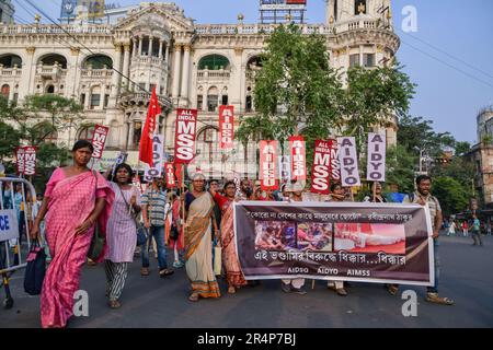 Kolkata, Inde. 29th mai 2023. Les partisans de l'AIDSO, de l'AIDYO et de l'AIMSS participent à un rassemblement de protestation contre le gouvernement central alors que le personnel de sécurité de la police de Delhi a brutalement arrêté les lutteurs renommés Vinesh Phogat, Sangeeta Phogat et Bajrang Punia lors de la marche de protestation des Wrestlers vers le nouveau bâtiment du Parlement à New Delhi. Crédit : SOPA Images Limited/Alamy Live News Banque D'Images