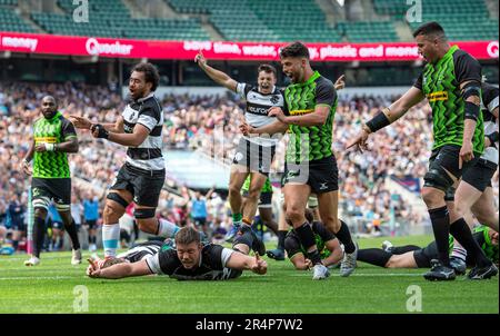 Stephan Lewies des Barbarians célébrant son essai lors du match de la coupe Killik entre les Barbarians et le XV du monde au stade de Twickenham sur 28 mai 2023 Banque D'Images