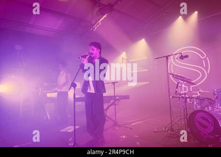 Alessandro de Santis et Mario Francese du groupe italien Santi Francesi se produit en direct lors d'un concert au Largo venue à Rome. Banque D'Images