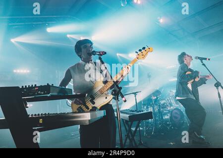 Alessandro de Santis et Mario Francese du groupe italien Santi Francesi se produit en direct lors d'un concert au Largo venue à Rome. Banque D'Images