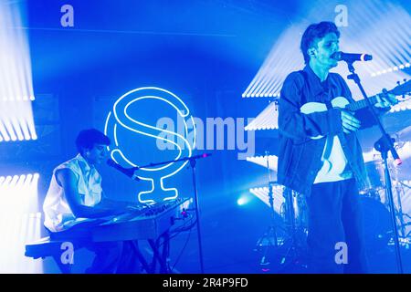 Alessandro de Santis et Mario Francese du groupe italien Santi Francesi se produit en direct lors d'un concert au Largo venue à Rome. Banque D'Images