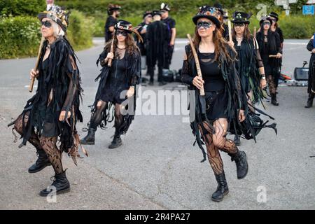 Le Beltane Border Morris photographié lors d'une représentation en soirée à la périphérie de Dartmoor, Devon, Royaume-Uni. Banque D'Images