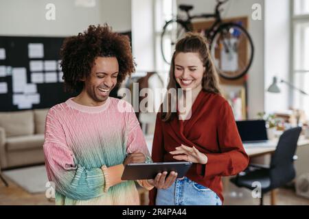 Portrait de jeunes collègues dans leur studio créatif. Banque D'Images