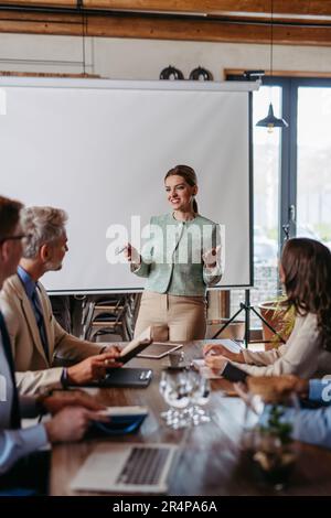 Directrice générale féminine à la tête de la réunion d'entreprise au bureau. Banque D'Images