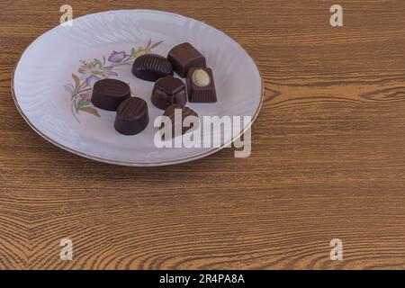 bonbons au chocolat fourrés diverses saveurs variées sur une assiette blanche Banque D'Images