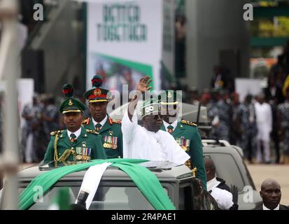 Abuja, Nigéria. 29th mai 2023. Bola Ahmed Tinubu (Front) fait la vague devant les gens après avoir prêté serment en tant que nouveau président du Nigeria lors d'une cérémonie à Abuja, au Nigeria, sur 29 mai 2023. Le nouveau dirigeant du Nigeria, Bola Ahmed Tinubu, a prêté serment lundi en tant que président de la nation africaine la plus peuplée en 16th, après avoir prêté serment lors d'une cérémonie à Abuja. Credit: Sodiq/Xinhua/Alay Live News Banque D'Images