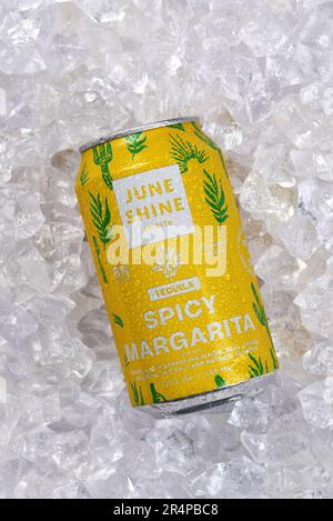 IRIVNE, CALIFORNIE - 29 MAI 20223: Une boîte de juin Shine Spirits Spicy Margarita sur un lit de glace. Banque D'Images