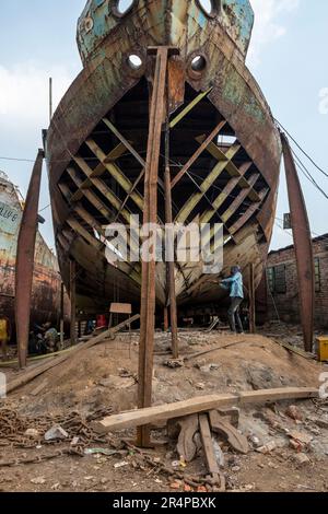 Construction d'un navire dans les chantiers navals de la vieille ville de Dhaka, au Bangladesh Banque D'Images