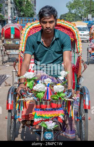 Un pousse-pousse à vélo décoré et son chauffeur à Dhaka, au Bangladesh Banque D'Images