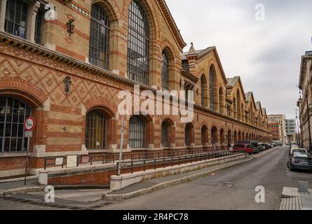 Budapest, Hongrie - 28 novembre 2022: Le marché central de l'extérieur de Budapest, sur une journée d'hiver couvert. Banque D'Images