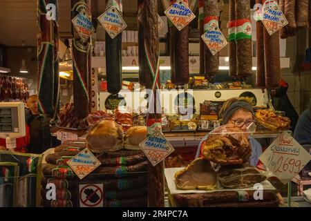 Budapest, Hongrie - 28 novembre 2022: Un magasin de viande et de saucisse dans le hall central de Budapest. Banque D'Images