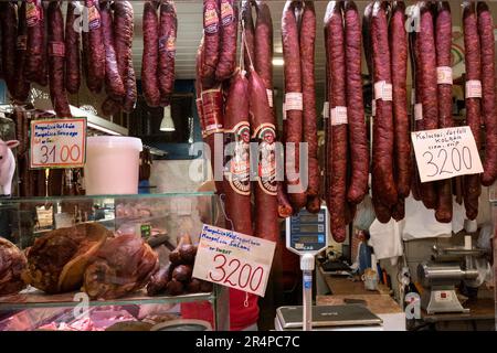 Budapest, Hongrie - 28 novembre 2022: Un magasin de viande et de saucisse dans le hall central de Budapest. Banque D'Images