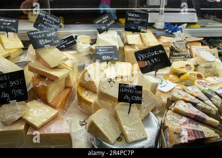 Budapest, Hongrie - 28 novembre 2022: Un magasin de fromages hongrois dans le hall central de Budapest. Banque D'Images