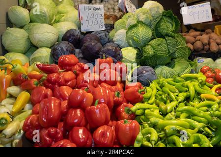 Différents types de légumes dans un magasin à Budapest, Hongrie. Banque D'Images