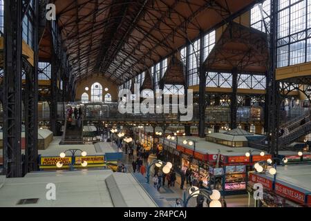 Budapest, Hongrie - 28 novembre 2022 : vue panoramique sur le marché central fermé de Budapest. Banque D'Images