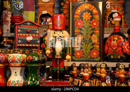 Poupées traditionnelles en bois et woodcraft à vendre sur un marché à Budapest, Hongrie. Banque D'Images