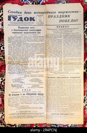 Moscou, Russie - 28 mai 2023: Journal soviétique Gudok, publié sur 9 mai 1945, avec acte de capitulation inconditionnelle des forces armées allemandes et annonce Banque D'Images