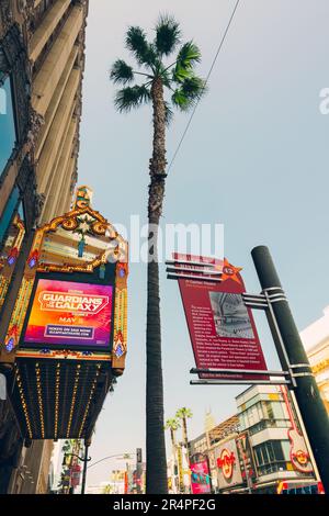 Hollywood, Californie, Etats-Unis - 26 avril 2023. El Capitan Theatre sur un Hollywood Walk of Fame, Banque D'Images