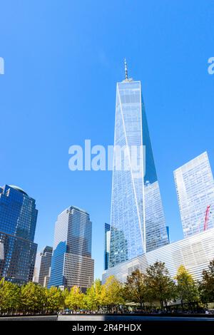 One World Trade Center s'élève au-dessus du monument national de 11 septembre à Lower Manhattan, New York Banque D'Images