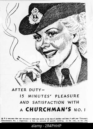 A1942 publicité pour Churchman’s No 1 cigarettes. Fabriquée à Ipswich, la société a produit un million de cigarettes par jour en 1965 et a employé plus de 1000 personnes. La société a finalement fermé ses portes en 1992. Cette publicité en temps de guerre suggère toujours de vider le paquet au moment de l'achat et de laisser le paquet avec le commerçant, probablement pour faire face aux pénuries en temps de guerre. Une première forme de recyclage. Banque D'Images