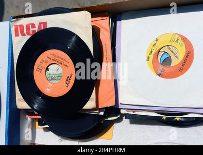 Ottawa, Canada - 27 mai 2023 : 45 tr/min 7' de vinyle à la vente annuelle de garage de quartier de Glebe qui a lieu sur plusieurs blocs dans TH Banque D'Images