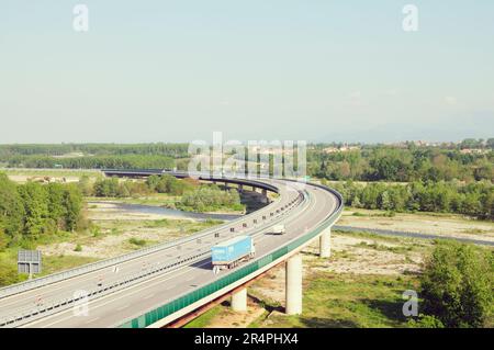 Viaduc d'autoroute, Cuneo, Piémont, Italie Banque D'Images