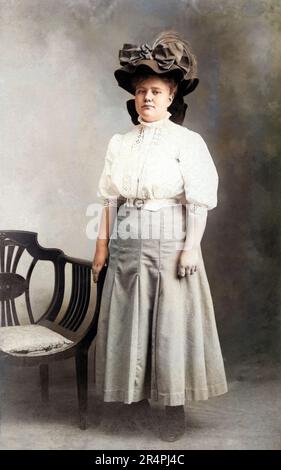 Photographie vintage d'une jeune femme portant un grand chapeau, vers 1910. Banque D'Images