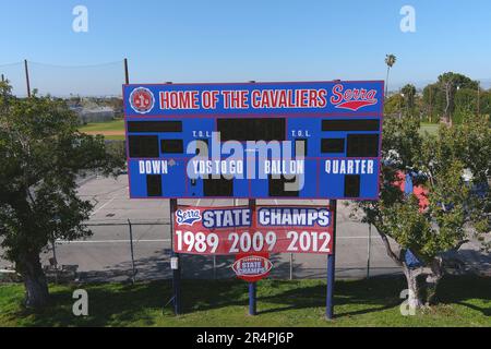 Les bannières du championnat d'État CIF 1989, 2009 et 2012 et le tableau de bord sur le terrain d'athlétisme et de football du stade Kretzschmar sur le campus du lycée Junipero Serra, dimanche 9 avril 2023, à Gardena, mollet. Banque D'Images