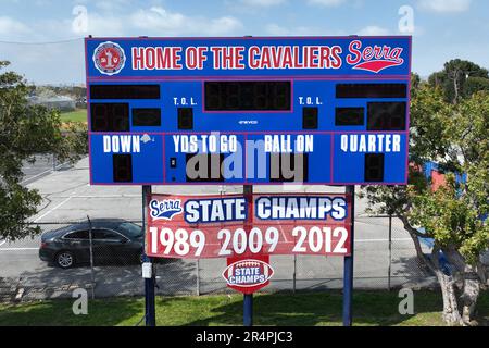 Les bannières du Championnat d'État CIF 1989, 2009 et 2012 et le tableau de bord sur le terrain d'athlétisme et de football du stade Kretzschmar sur le campus du lycée Junipero Serra, lundi 17 avril 2023, à Gardena, mollet. Banque D'Images